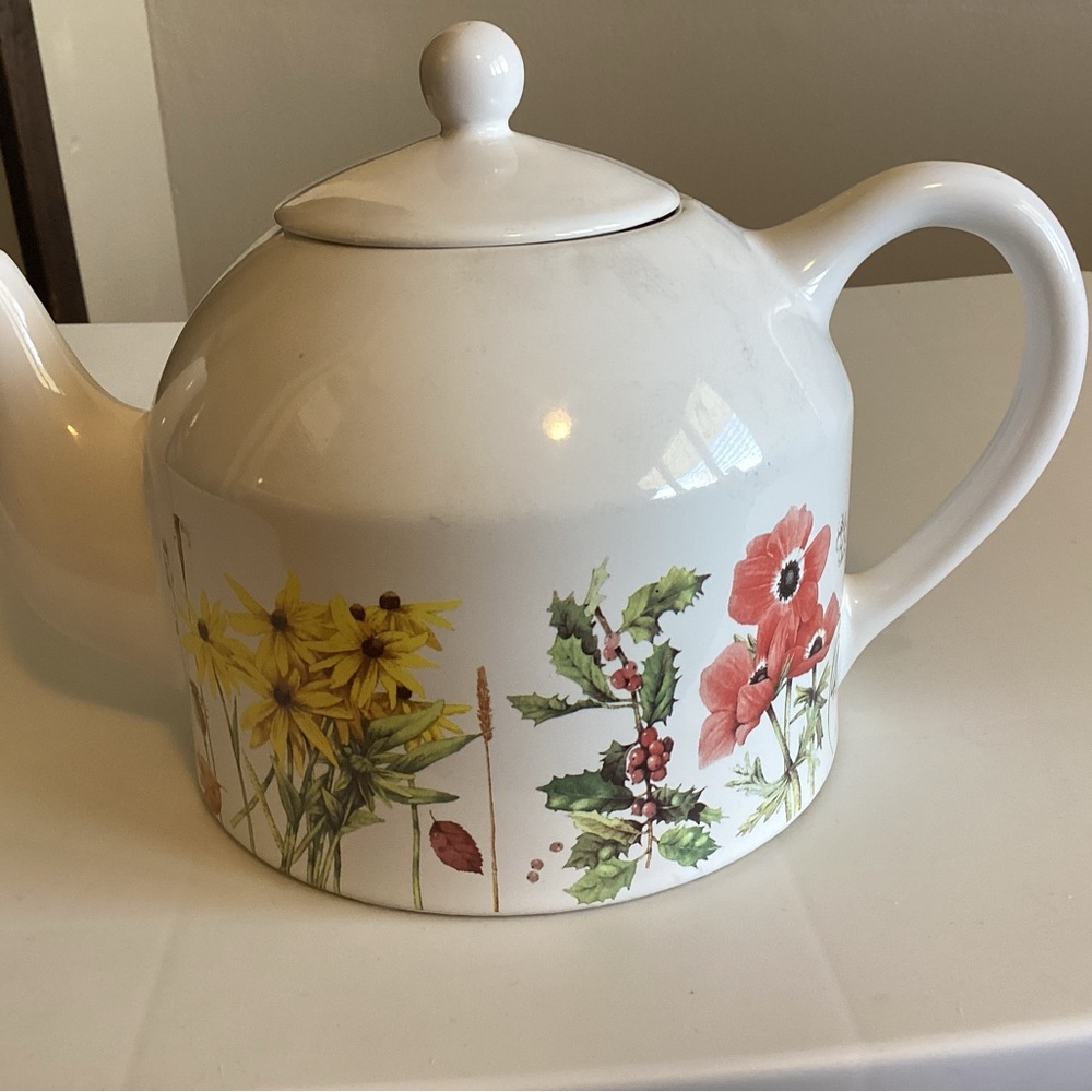 Floral Wildflower white teapot by Marjolein Bodin, Excellent Condition